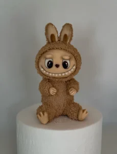 pruuni värvi istuv Labubu