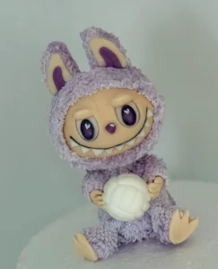 Lilla Labubu võrkpalliga